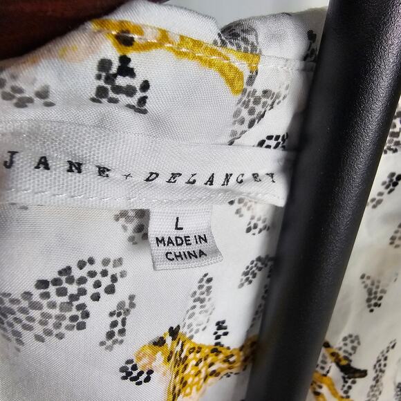 Jane + Delancey Cheetah Print Button Blouse L White Yellow Animal Short Sleeve - Picture 2 of 3